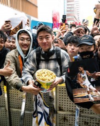 🤣你小子！沈阳球迷带着一桶爆米花去见库里了！