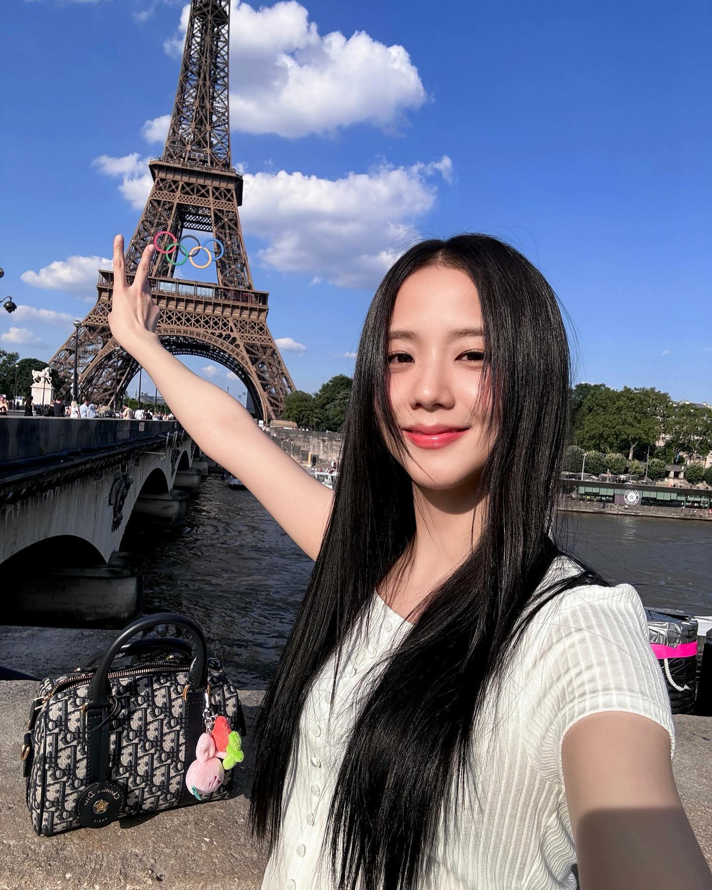 韩国知名女子组合BLACKPINK成员金智秀现身巴黎为奥运健儿加油 